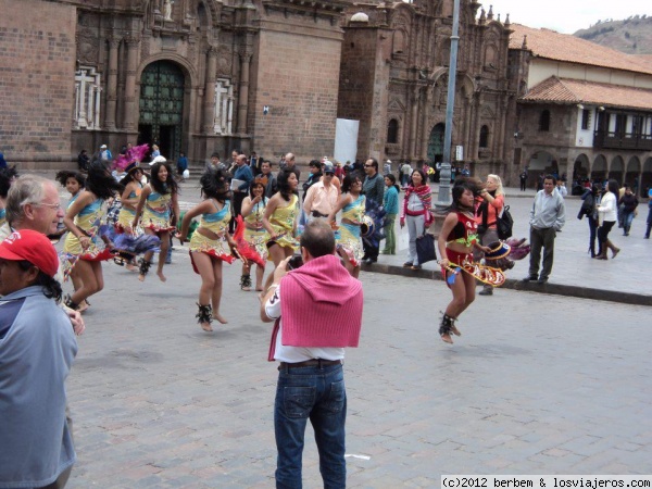 Traje tipico en Cuzco
Desfile de la seguridad vial en Cuzco, vestidas con traje tipicos, (el señor de rosa se me cruzó al hacer la foto).
