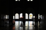 Interior de la Catedral de Alexander Nevski con mujeres encendiendo velas