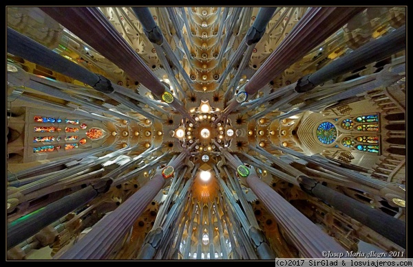 Gaudí: la Sagrada Familia
El techo de la Basílica de la Sagrada Familia en Barcelona, obra de Gaudí. Panorámica circular de 16 fotos tomadas a mano alzada.
