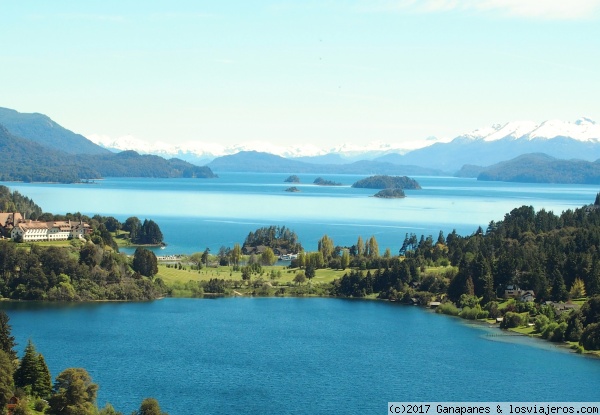 Lagos Moreno y Nahuel Huapi
Desde la Ruta Provincial 77 divisamos los lagos Moreno y Nahuel Huapi, y al fondo la Isla Victoria y la Cordillera de Los Andes.
