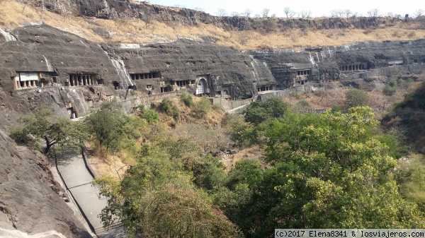 Cuevas de Ajanta
Las cuevas de Ajanta se disponen como en un anfiteatro surcado por un arroyo.
