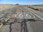 Señal Ruta 66 pintada en el asfalto