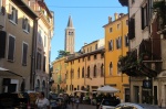 Via Ponte Pietra con el Campanile di Santa Anastasia al fondo