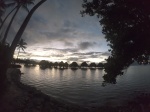 Amanece en Polinesia, cabañas típicas sobre el agua. Playa Temae.