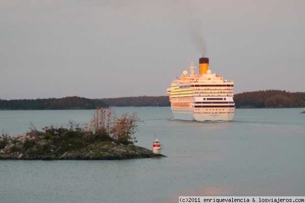 El buque Costa Mágica por el archipiélago de Estocolmo
Uno de los cruceros de la compañía italiana Costa bordeando una pequeña isla a la entrada de Estocolmo
