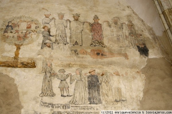 La danza de la muerte. Morella (Castellón)
En la sala Capitular del Convento de San Francisco encontramos el fresco del siglo XV, investigaciones lo datan entre 1427 y 1442, que representa la “Danza de la Muerte” y a la izquierda 