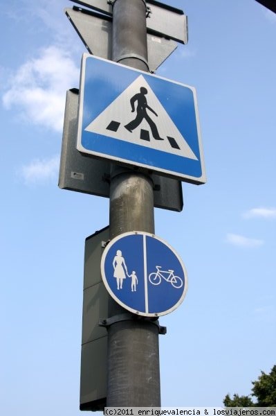 Tallinn, Estonia. Señales de tráfico.
No termino de entenderlas... Paso de peatones donde no pueden cruzar bicicletas, ni mujeres con niños!!!
