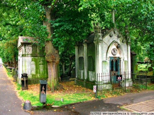 Panteones en el cementerio de Brompton en Londres
Estos están situados juanto a una de las entradas en la calle principal
