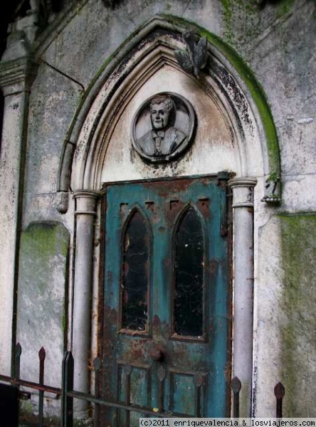 Detalle de la puerta de un pateón en el cementerio de Brompton en Londres
Parece que no se ha abierto en años...
