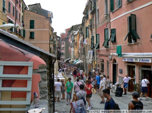 Vernazza. Calle.
Calle que desemboca en el puerto y el mar.
