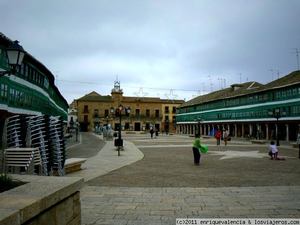 Plaza Mayor de Almagro.
Vista general de la Plaza Mayor de Almagro, cabeza de la orden y Campo de Calatrava. En la provincia de Ciudad Real. Concebida como plaza de armas en su origen, está flanqueada por soportales con columnas toscanas. En ella se ubica el Ayuntamiento, construcción del s.XVI.
