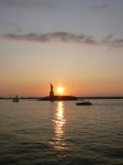 Nueva York al atardecer con la Estatua de la Libertad al fondo.
NYC Nueva_York