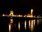 Vista nocturna de las casas del parlamento y el Big Ben