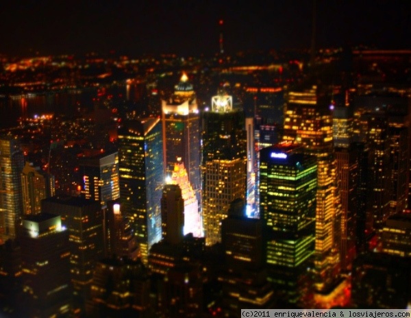 Vista nocturna de Nueva York desde la terraza del Empire State.
Después de tres horas de cola, la imágenes desde lo alto nos dejaron sin palabras. El resplandor que se óbserva en la foto es Times Square. Aunque la foto está un pelín movida, creo que refleja el espectáculo de luz que se aprecia desde alli.
