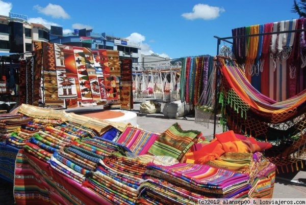 Otavalo ecuador
Otavalo es una ciudad hermosa que se destaca por sus artesanías. Ponchos, sombreros, sweaters y hasta hoddies típicos son hechos ahí con características típicas del Ecuador. No sólo destacan la hermosa cultura ecuatoriana sino que, también, lucen hermosos.
