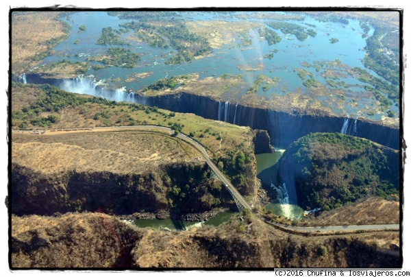 Cataratas Victoria desde el aire (II)
Las cataras que separan Zimbabwe de Zambia, junto al puente que une ambos países.
