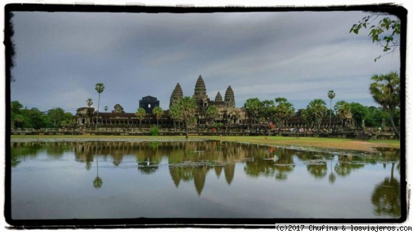 Angkor Wat
Uno de los templos más famosos de toda Asia, con su típica imagen reflejado en el agua. No decepciona.
