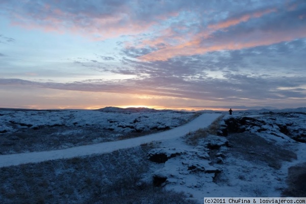 Amanece en Thingvellir
Un amanecer (pero a las 11 de la mañana, que era diciembre) en el parque de Thingvellir, cerca de Reykjavik
