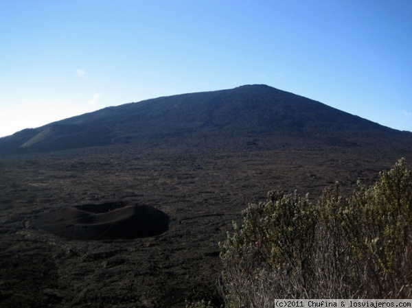 Piton de la Fournaise, Isla Reunión
Sin duda, la mejor excursión de todas las que hice en la isla, fue subir hasta lo alto del volcán. El madrugón es interesante, pero merece la pena.
