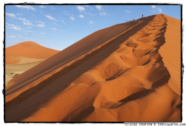 Subiendo a la duna 45 al atardecer
Trepar a lo alto de la duna 45, en pleno desierto rojo, es bastante frecuente tanto al amanecer como al atardecer.

