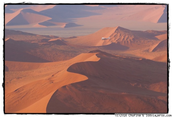 Dunas desde el aire
Los vuelos escénicos sobre el desierto son la mejor manera de apreciar la belleza y la inmensidad de las dunas.
