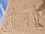 Templo de Dendera. Cleopatra VII y Cesarión en la fachada posterior del templo.