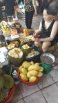 Puesto de frutas dentro del mercado Ben Thanh