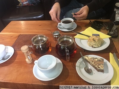 TOMANDO TE CON SCONES
Parada en la cafetería monísima  de Glencoe para tomar el te de las cinco. Todo estaba buenísimo y el lugar muy acogedor.
