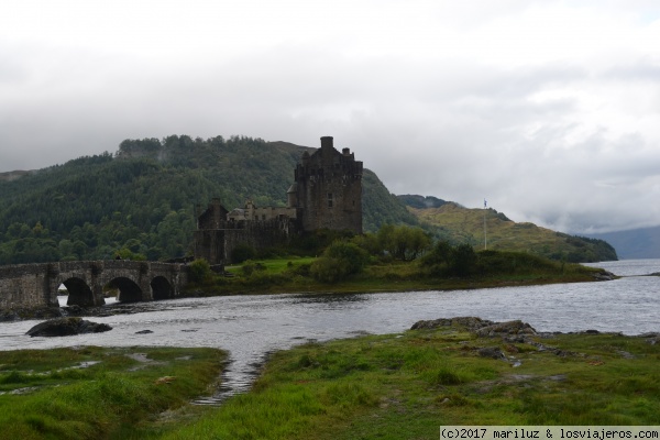 CASTILLO DE EILEAN DONAN
Tipico castillo escoces enmedio de un lago y unido a tierra firme por un puente de piedra
