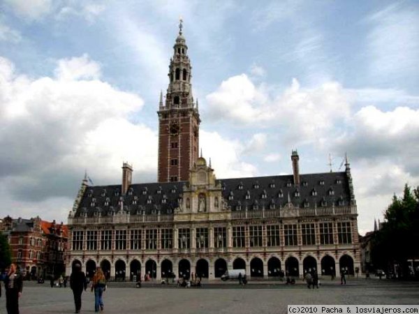 Biblioteca de la Universidad de Lovaina
El edificio de la Universidad de Lovaina fue construido después de la segunda Guerra Mundial con capitales de las universidades de USA. El arquitecto a cargo de la obra fue el americano Whitney Warren.
Como curiosidad podemos decir que la torre de la Biblioteca tiene cierto parecido con la Giralda d
