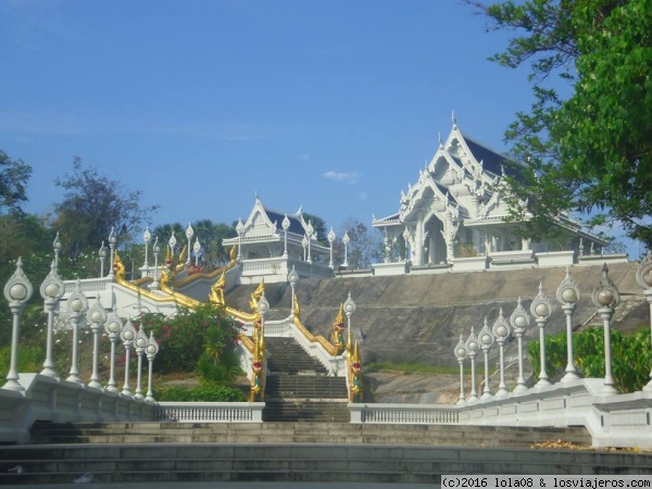 Templo de Krabi (Tailandia)
Un precioso y enorme templo en medio de la población de Krabi (2015)
