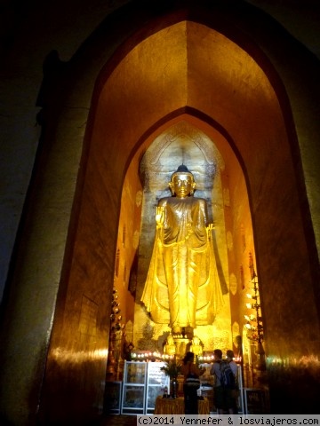 Templo Ananda. Bagan (Myanmar)
Enorme Buda en el templo Ananda en Bagan (Myanmar)
