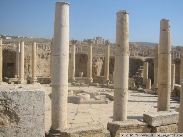 Mercado de Jerash
Macellum, ágora o mercado.-Estilo bizantino con fuente cruciforme en el centro y columnas corintias.-
