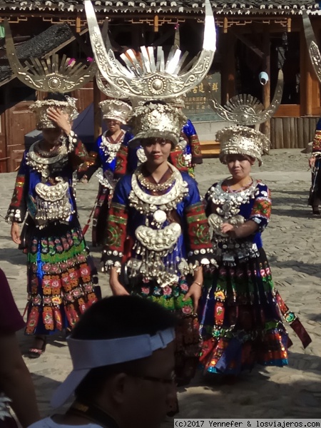 Etnia Miao. (China))
Jóvenes de la etnia Miao con traje típico
