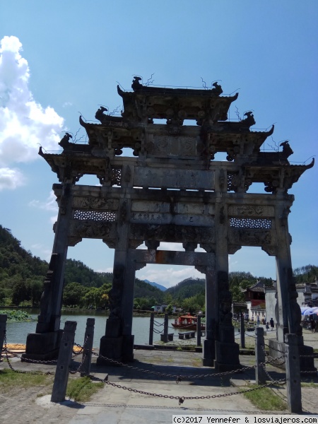 Puerta de entrada a Xidi
Arco de entrada a Xidi (China) pueblo Patrimonio de la Humanidad por la Unesco desde el año 2000
