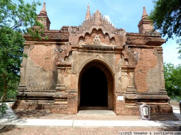 Lawkaoushaung paya. Bagan (Myanmar)
Pequeña pagoda de ladrillo rojo y bonitos relieves en yeso

