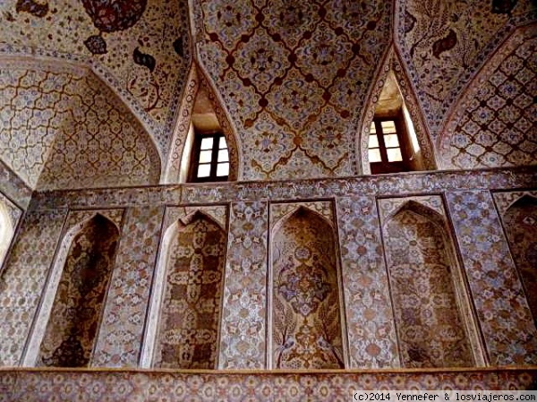 DECORACIÓN SALA PALACIO ALI QAPU EN ISFAHAN (IRAN)
El palacio tiene 6 plantas, cada una con decoración distinta: frescos, filigranas en yeso, mosaicos y madera labrada.

