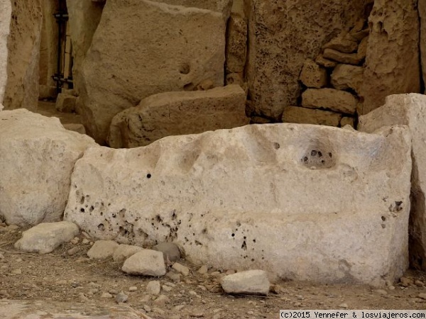 HAGAR QIM. TEMPLOS. MALTA
Piedra con huellas de dos estatuas de robustas mujeres,  de pié.
