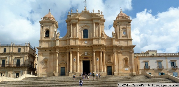 Catedral de San Nicolo. Noto (Sicilia)
Restaurada recientemente tras derrumbarse la cúpula en 1996. Una gran escalinata da acceso a la misma

