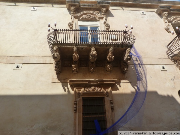 Balcón Palacio Nicolaci. Noto (Sicilia)
Uno de los muchos balcones con llamativas ménsulas, que se pueden ver en Noto
