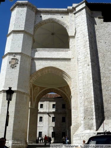 Iglesia de San Benito el Real.-Valladolid
Siglo XV.- Su torre-pórtico con pilares octogonales es obra de Gil de Hontañón.-
