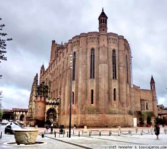 Catedral de Saint Cécile. Albi (Francia)
Construída en el siglo XIII, estilo gótico, es la mayor catedral de ladrillo del mundo con 113m. largo por 35m. ancho. Es la única catedral europea con paredes y bóvedas totalmente pintadas: 18.500 m2
