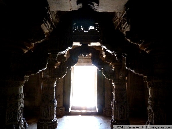 Templos Saas Bahu.-Nagda (India)
Construídos en el siglo X están dedicados a Vishnu.-El mas grande se llama Saas y el mas pequeño Bahu que tiene un techo en forma octogonal y con tallas preciosas.-Ambos se encuentran sobre la misma plataforma.

