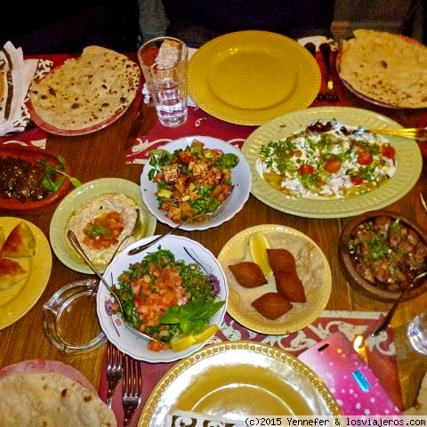 MEZZE Jordana
La Mezze son los llamados entrantes en occidente. Se componen de varios platos como hummus, baba ghanoush, kubbeh, falahiyyeh,motabbal, sopa de lentejas, etc.
