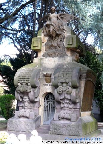 Monumento funerario en el Cementerio de Milán
Otra de las sorprendentes esculturas del Cementerio de Milán
