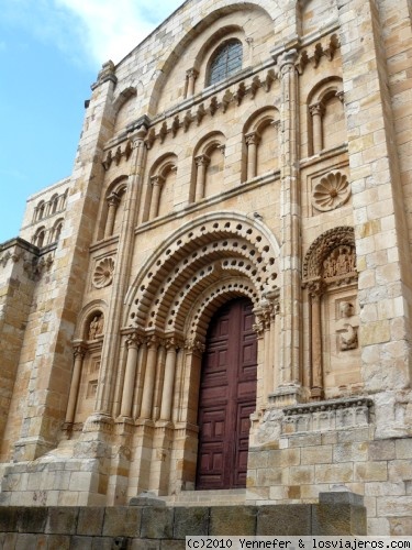 Puerta del Obispo.-Zamora
Fachada sur de la Catedral de Zamora, lo único que queda de la construcción románica original del siglo XII.- Se la conoce con el nombre de Puerta del Obispo
