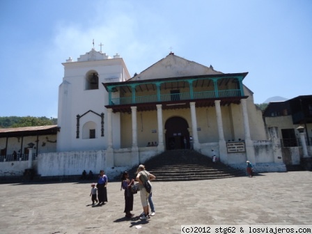 SANTIAGO DE ATITLAN
Iglesia y plaza del pueblo
