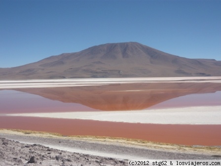 LAGUANA COLORADA
La coloración roja de sus aguas es debido a los sedimentos del color rojo y pigmentos de algunos tipos de algas
