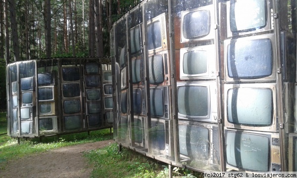 EUROPOS PARKAS
Escultura hecha con televisores de la época rusa

