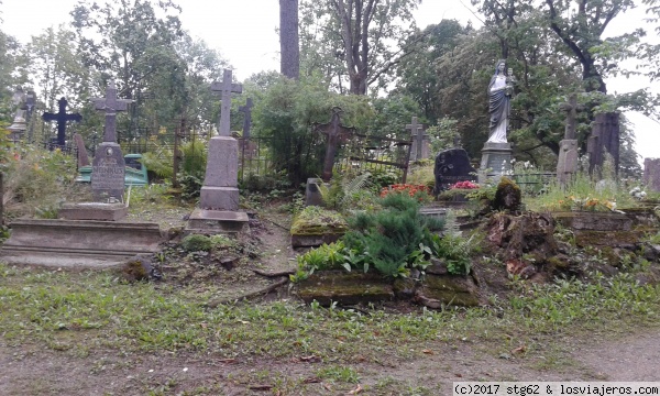 CEMENTERIO Talsa
Un cementerio muy curioso, muchas tumbas con la misma fecha por una epidemia de cólera
